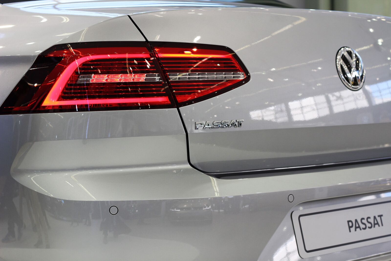 Canon EOS 600D (Rebel EOS T3i / EOS Kiss X5) + Canon EF 50mm F1.8 II sample photo. Car, volkswagen passat, auto photography