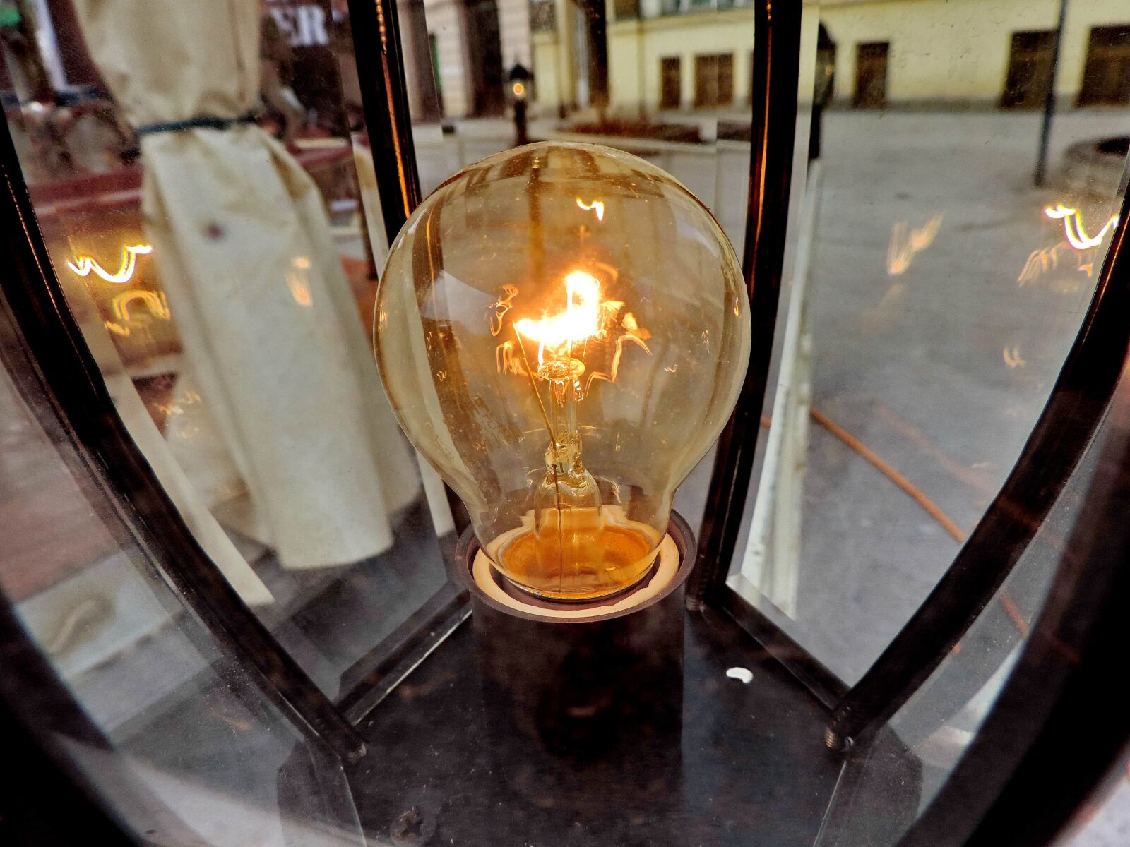 Nikon Coolpix P520 sample photo. Detail, electricity, illumination, lantern photography