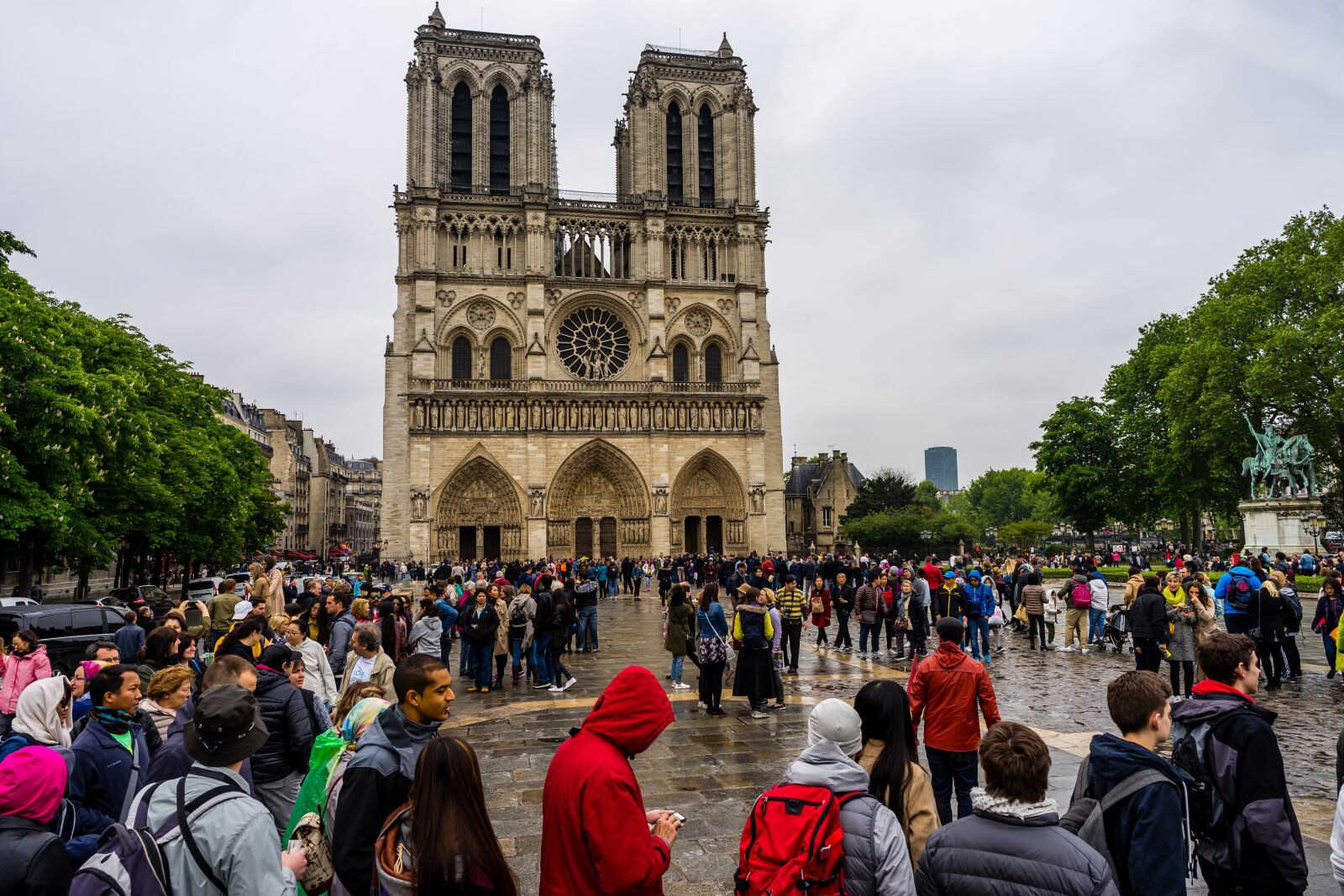 Sony a7 II + ZEISS Batis 25mm F2 sample photo. Sunday, notre dame, paris photography