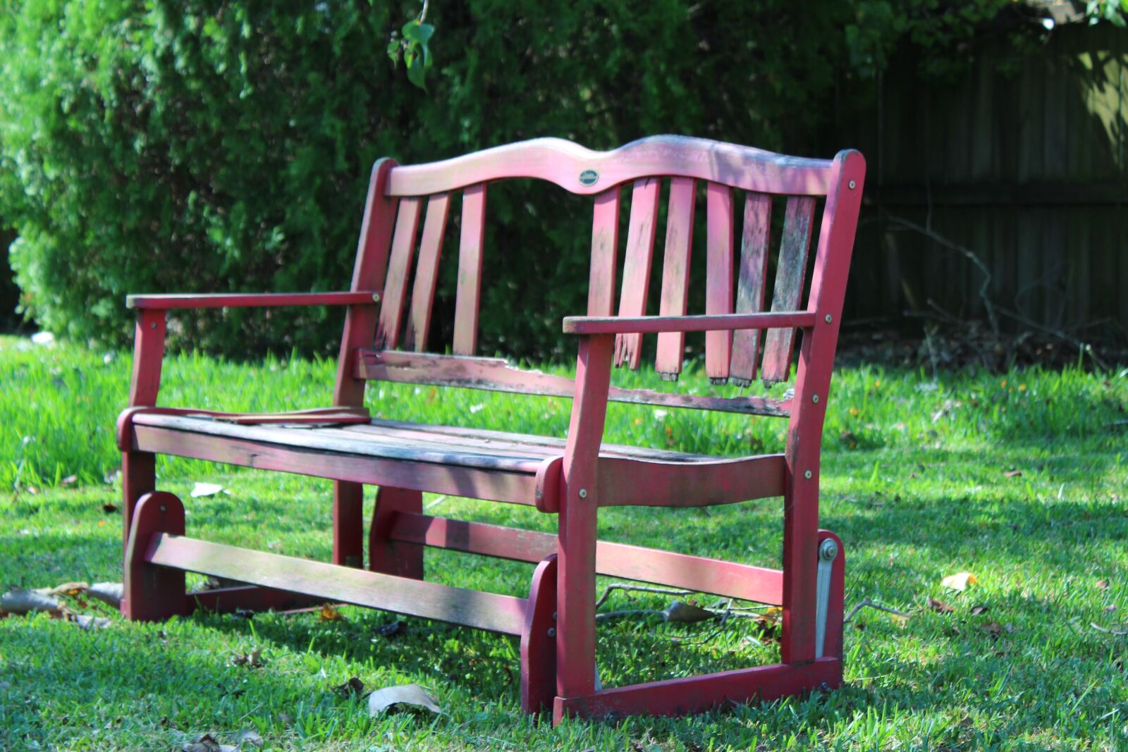 Canon EOS 1300D (EOS Rebel T6 / EOS Kiss X80) sample photo. Bench, red, weathered photography