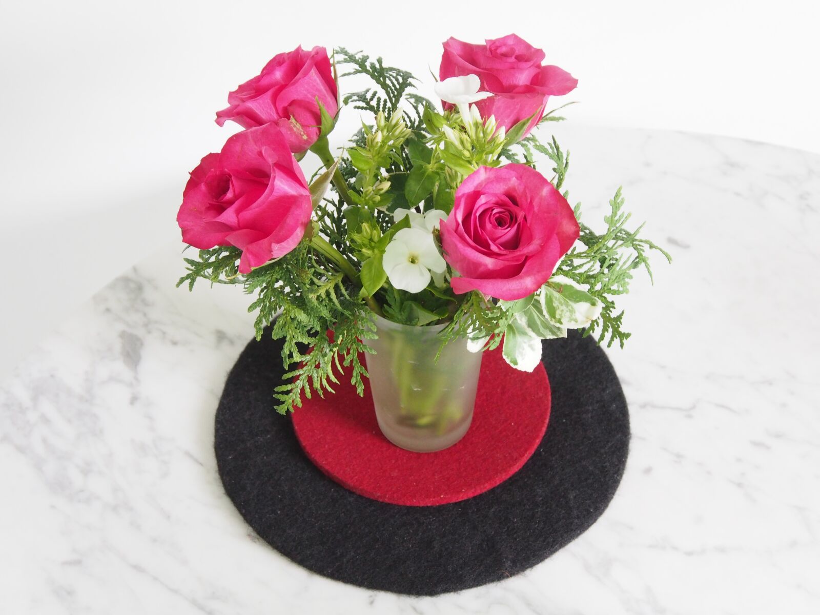 Olympus OM-D E-M5 sample photo. Flowers, vase, pink photography