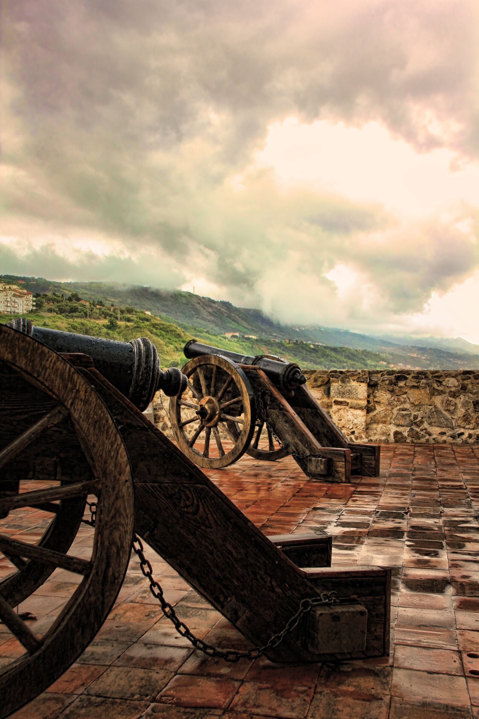 Canon EOS 550D (EOS Rebel T2i / EOS Kiss X4) sample photo. Gun, calabria, castle photography