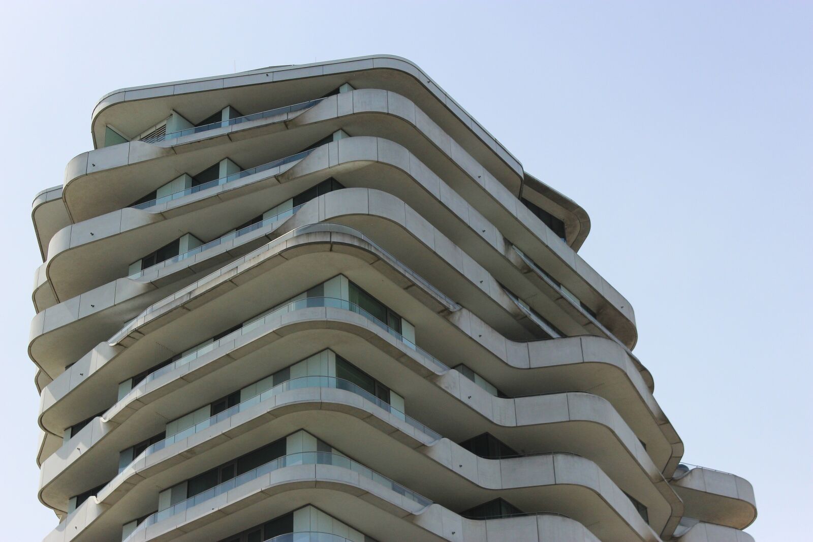 Canon EOS 600D (Rebel EOS T3i / EOS Kiss X5) sample photo. Building, modern, architecture photography