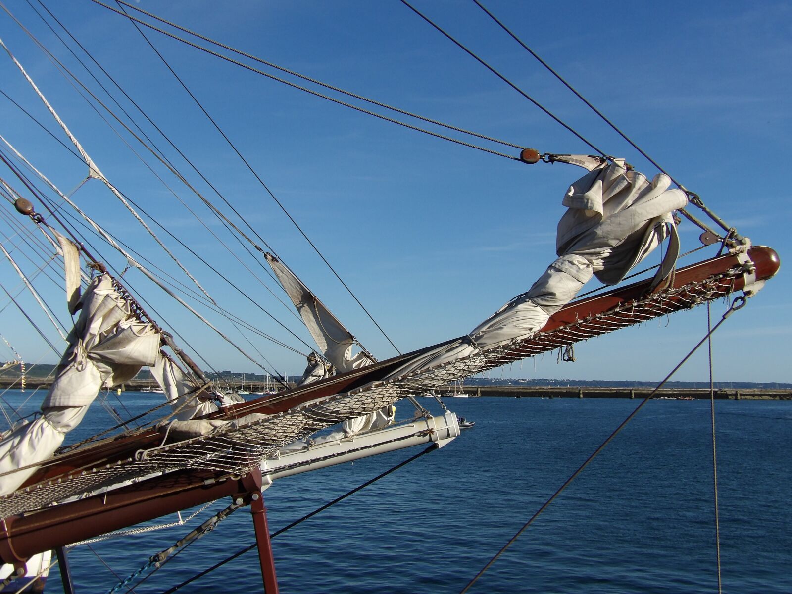 Kodak PIXPRO AZ521 sample photo. Bow, sailboat, boat photography