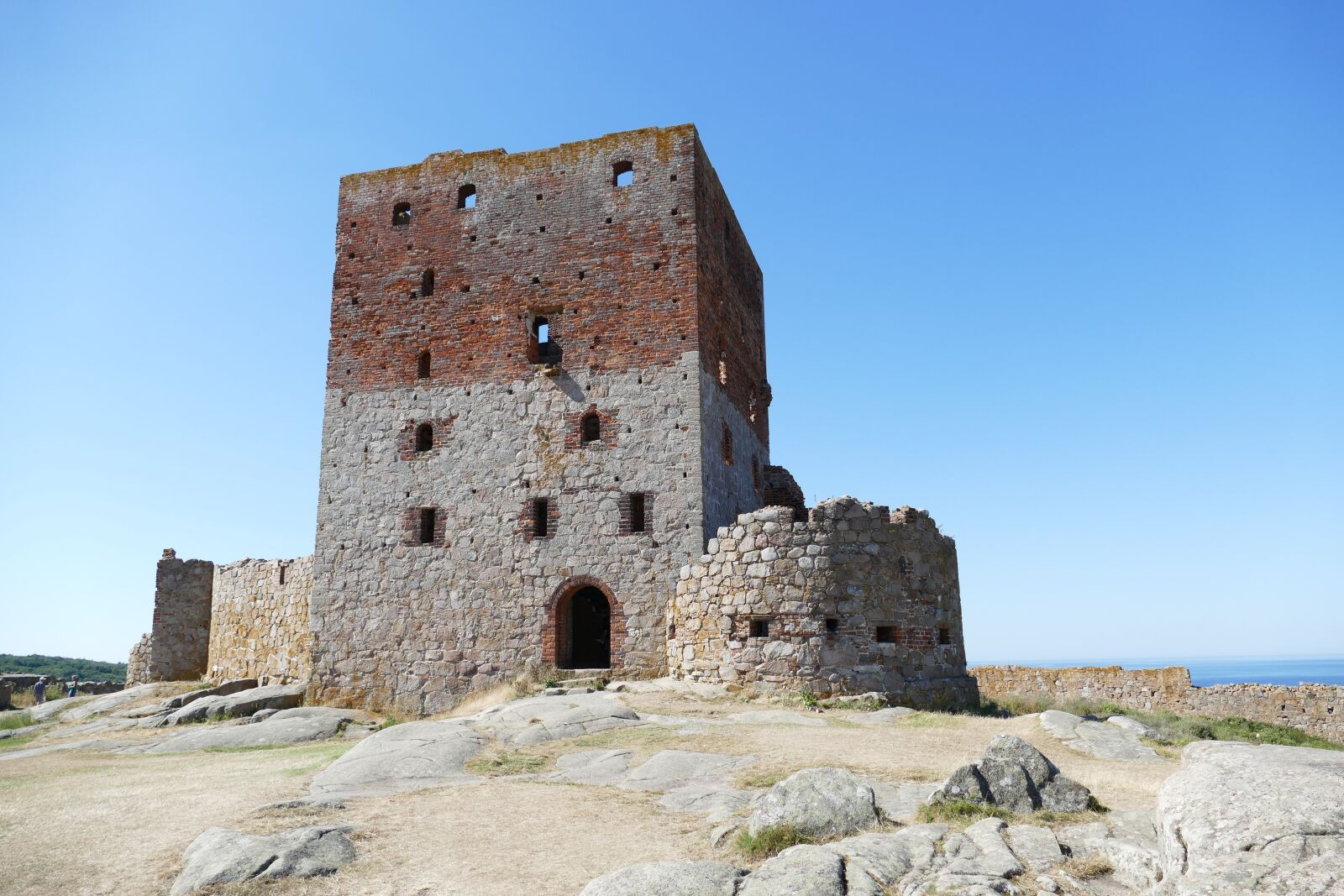 Panasonic Lumix DMC-FZ1000 sample photo. Bornholm, hammershus, castle photography