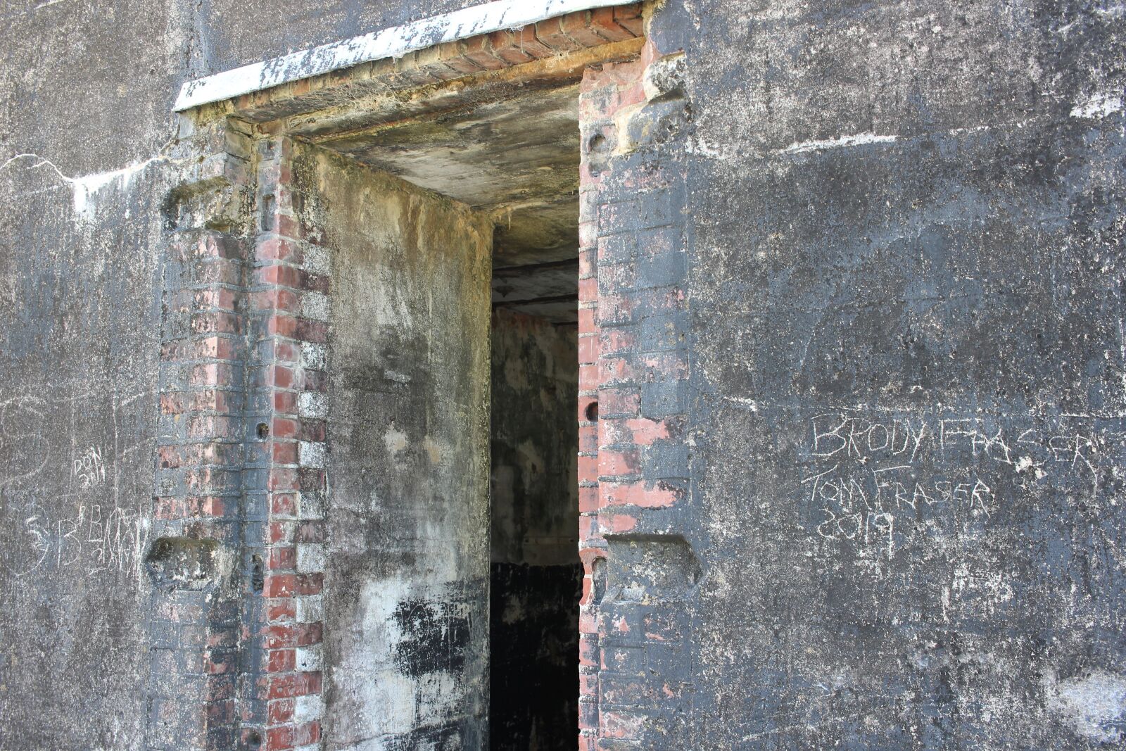 Canon EOS 600D (Rebel EOS T3i / EOS Kiss X5) + Canon EF-S 24mm F2.8 STM sample photo. Fort morgan, doorway, missing photography