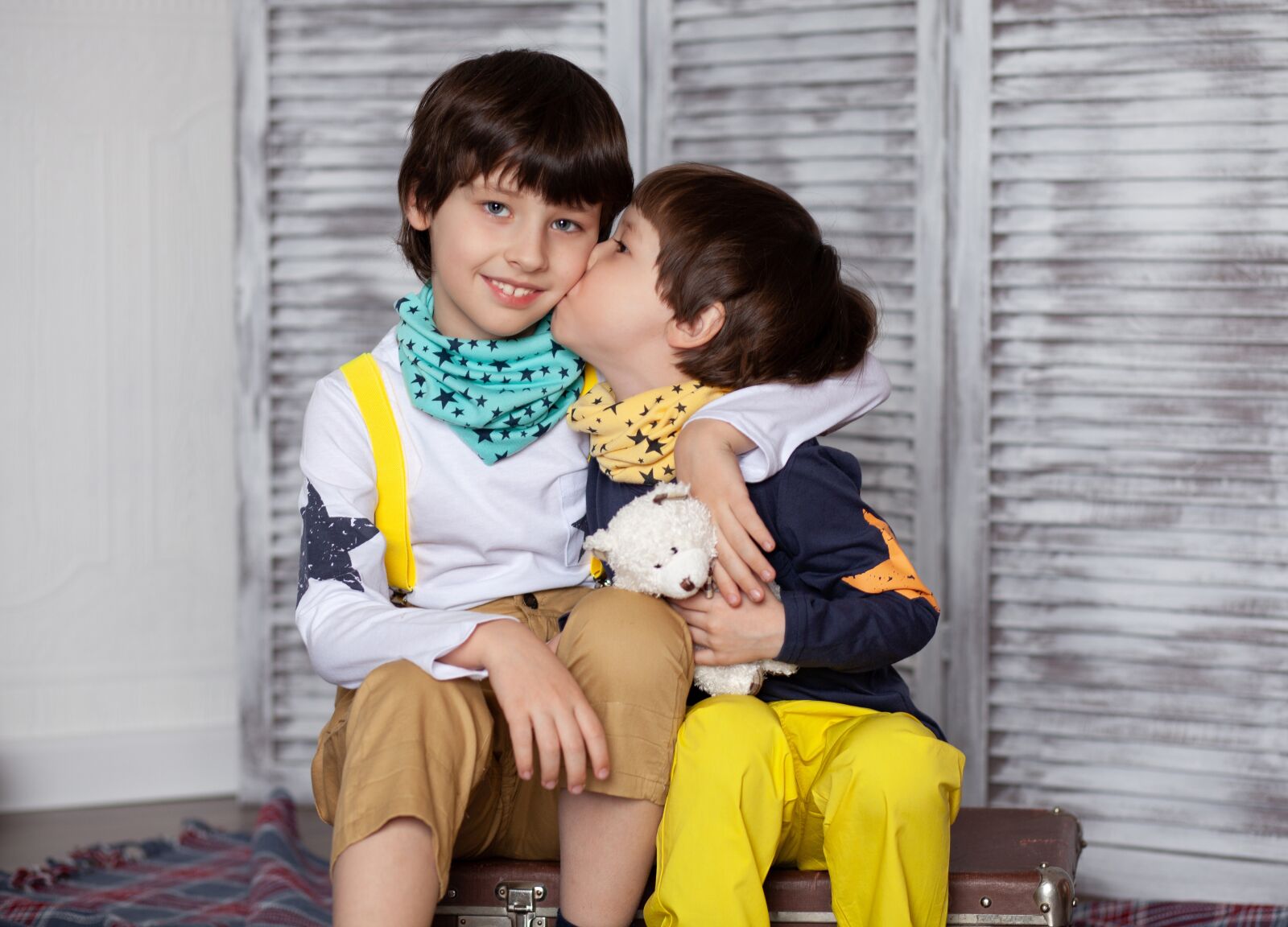 Canon EOS 5D Mark II + Canon EF 85mm F1.8 USM sample photo. Kids, kiss, brothers photography