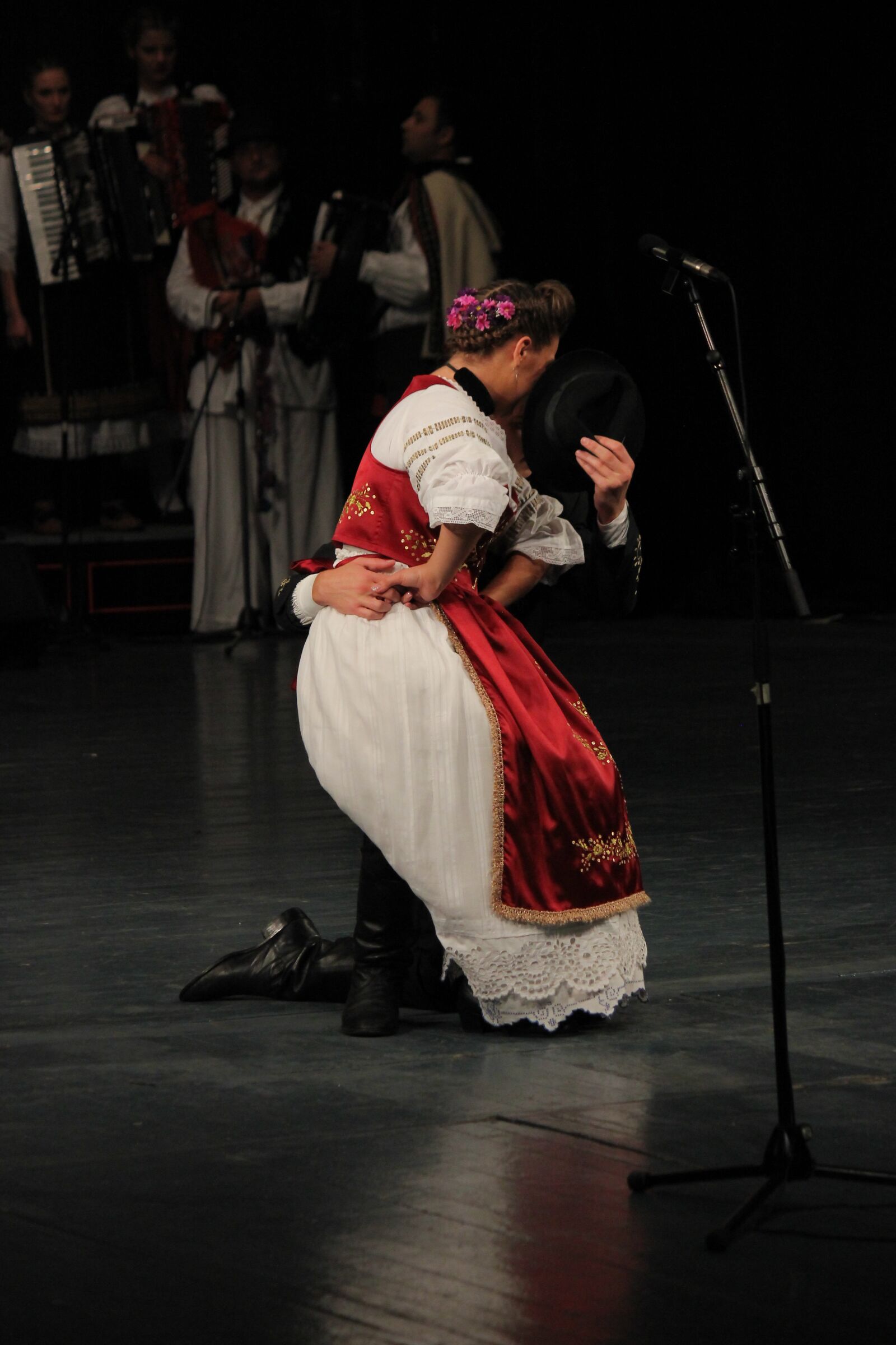 Canon EOS 550D (EOS Rebel T2i / EOS Kiss X4) sample photo. Theatre, costume, people, music photography