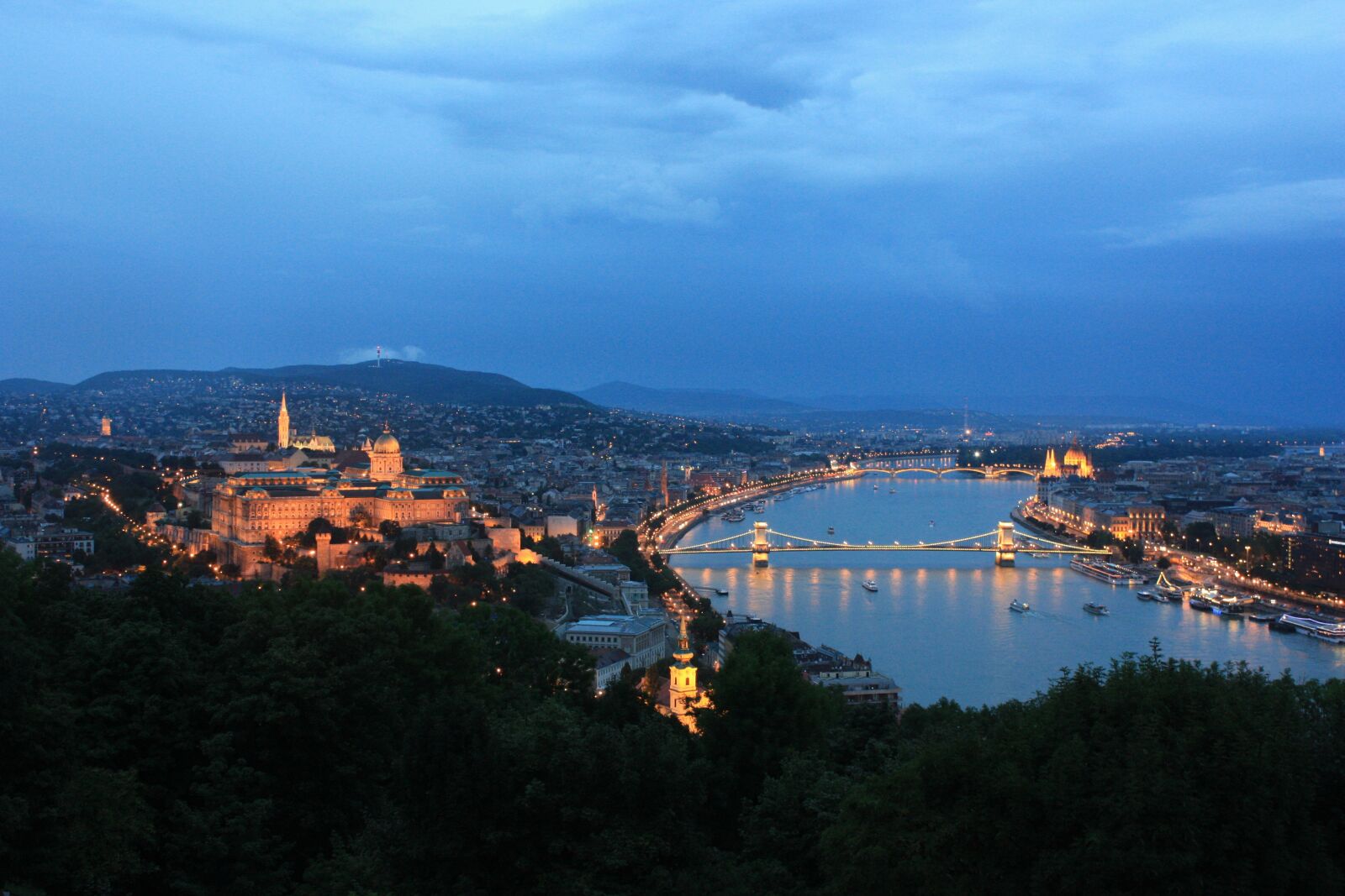 Canon EOS 450D (EOS Rebel XSi / EOS Kiss X2) sample photo. Budapest, hungary, architecture photography