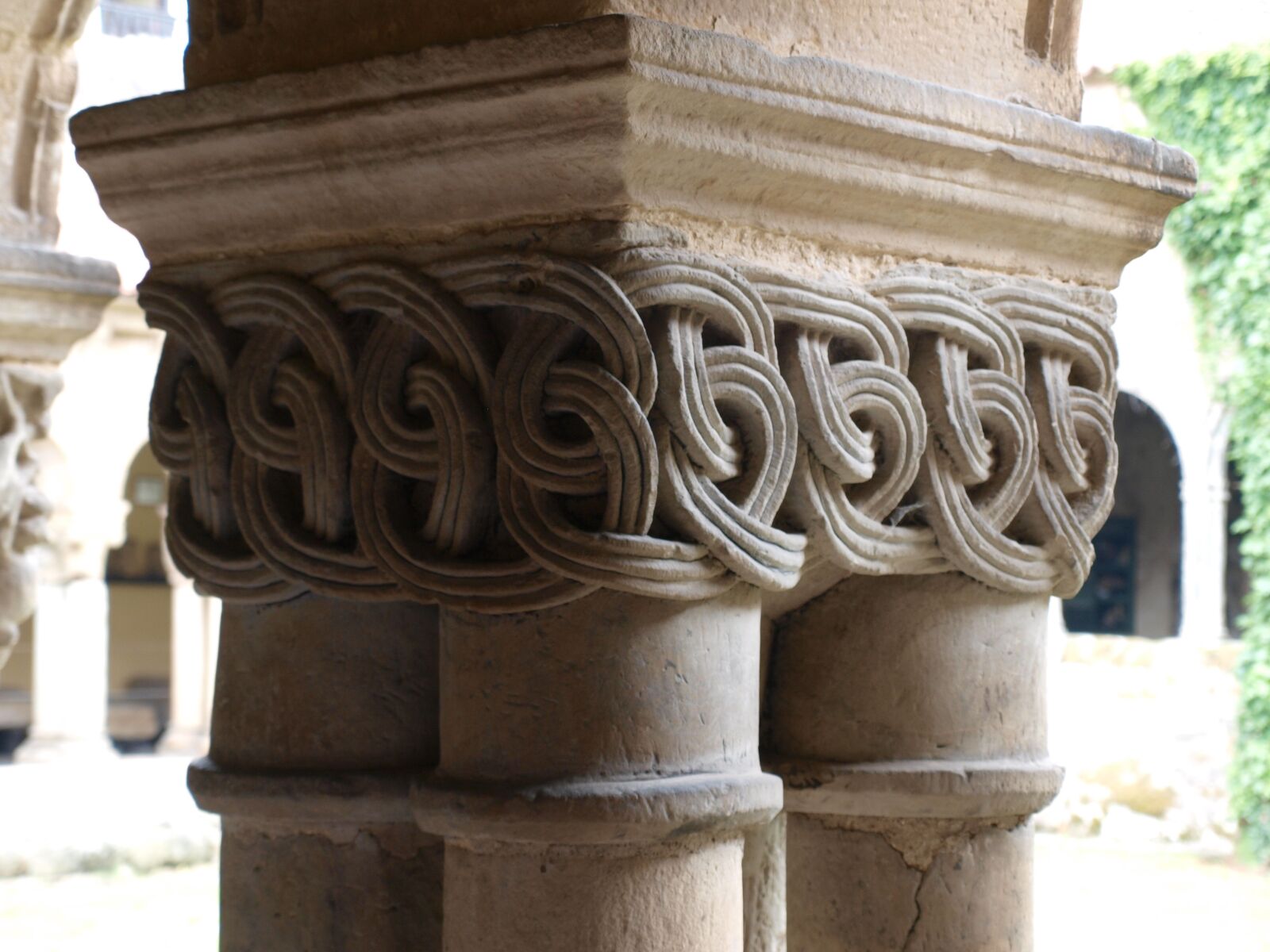 Olympus E-520 (EVOLT E-520) sample photo. Collegiate church, cloister, santa photography