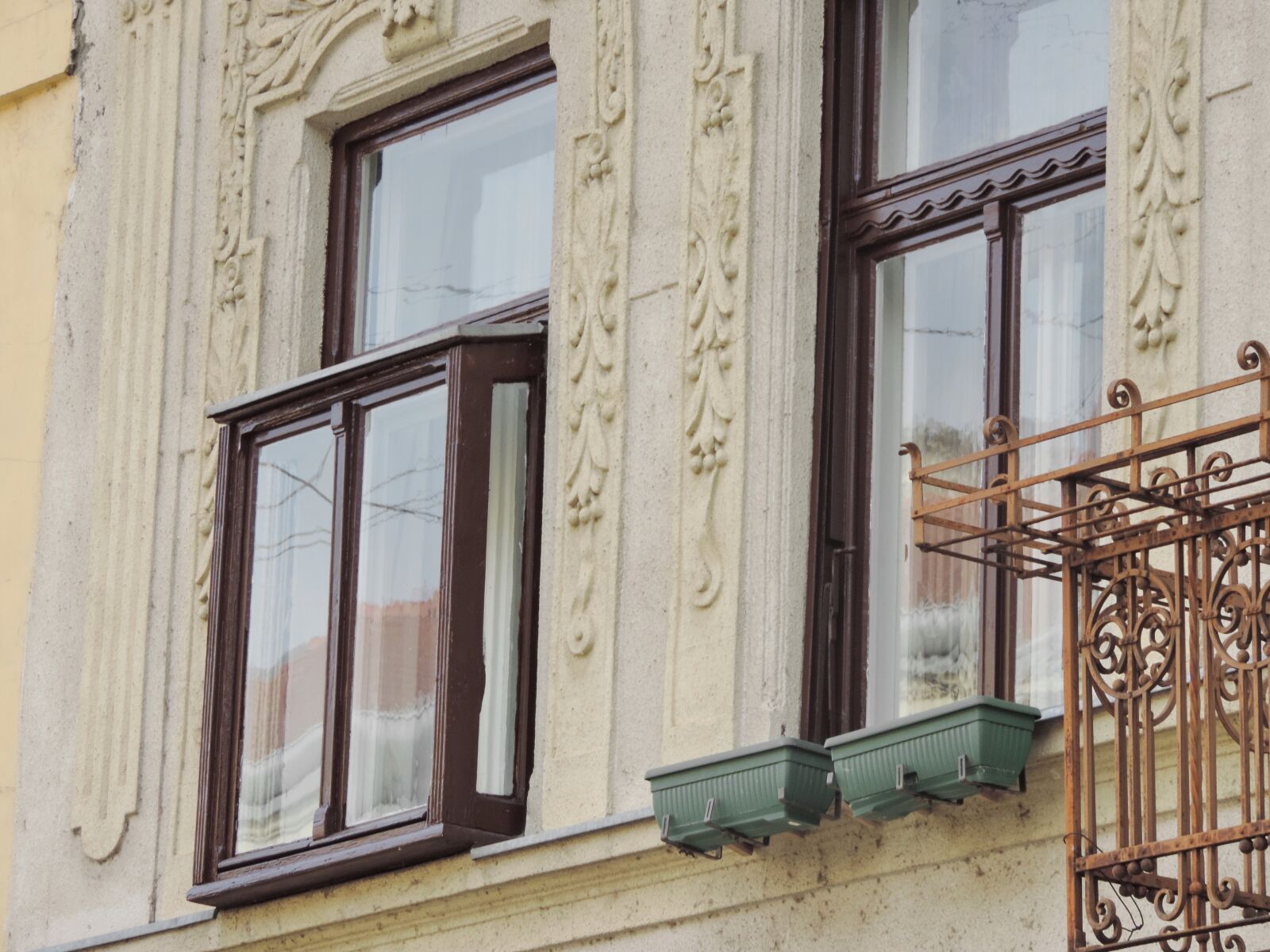 Nikon Coolpix P520 sample photo. Baroque, heraldry, residence, window photography
