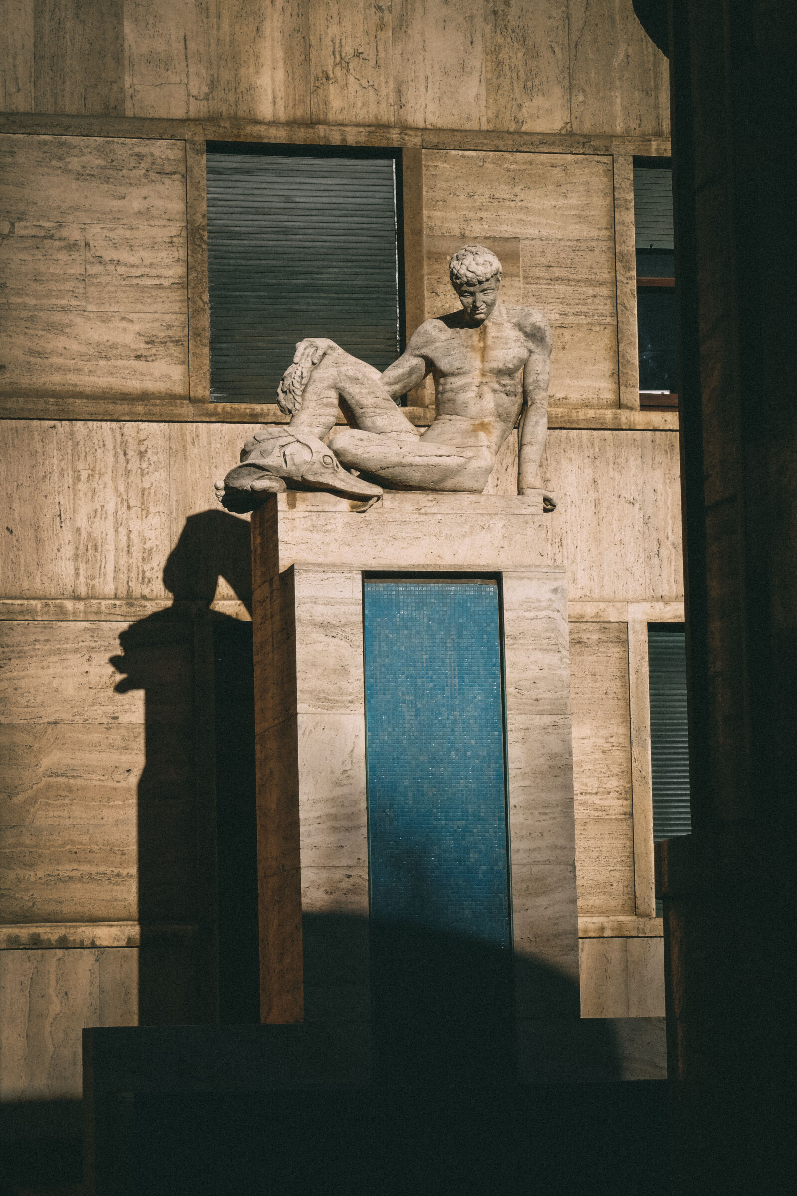 Fujifilm X-T1 sample photo. Milano, statue, courtyard, light photography