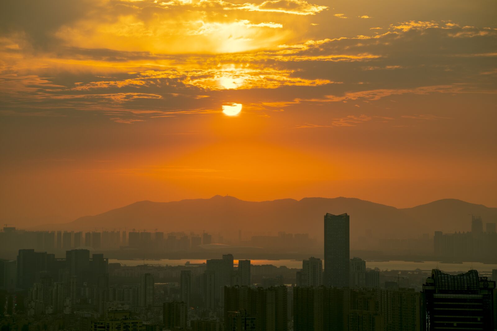 Tamron 28-200mm F2.8-5.6 Di III RXD sample photo. Sunset, cityscape, buildings photography