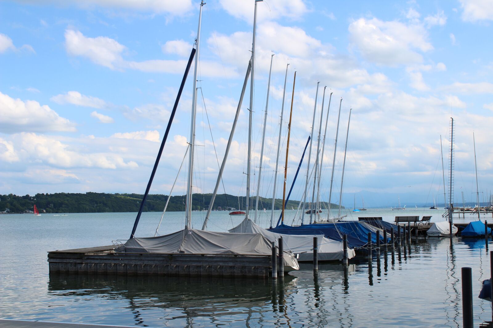 Canon EOS 1300D (EOS Rebel T6 / EOS Kiss X80) sample photo. Lake, boats, sky photography