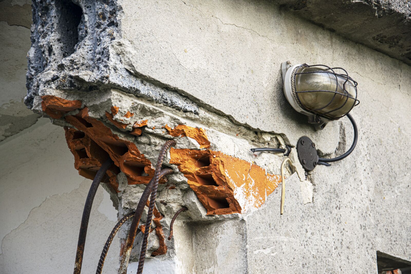 Nikon D5300 sample photo. Replacement lamp, the ruins photography