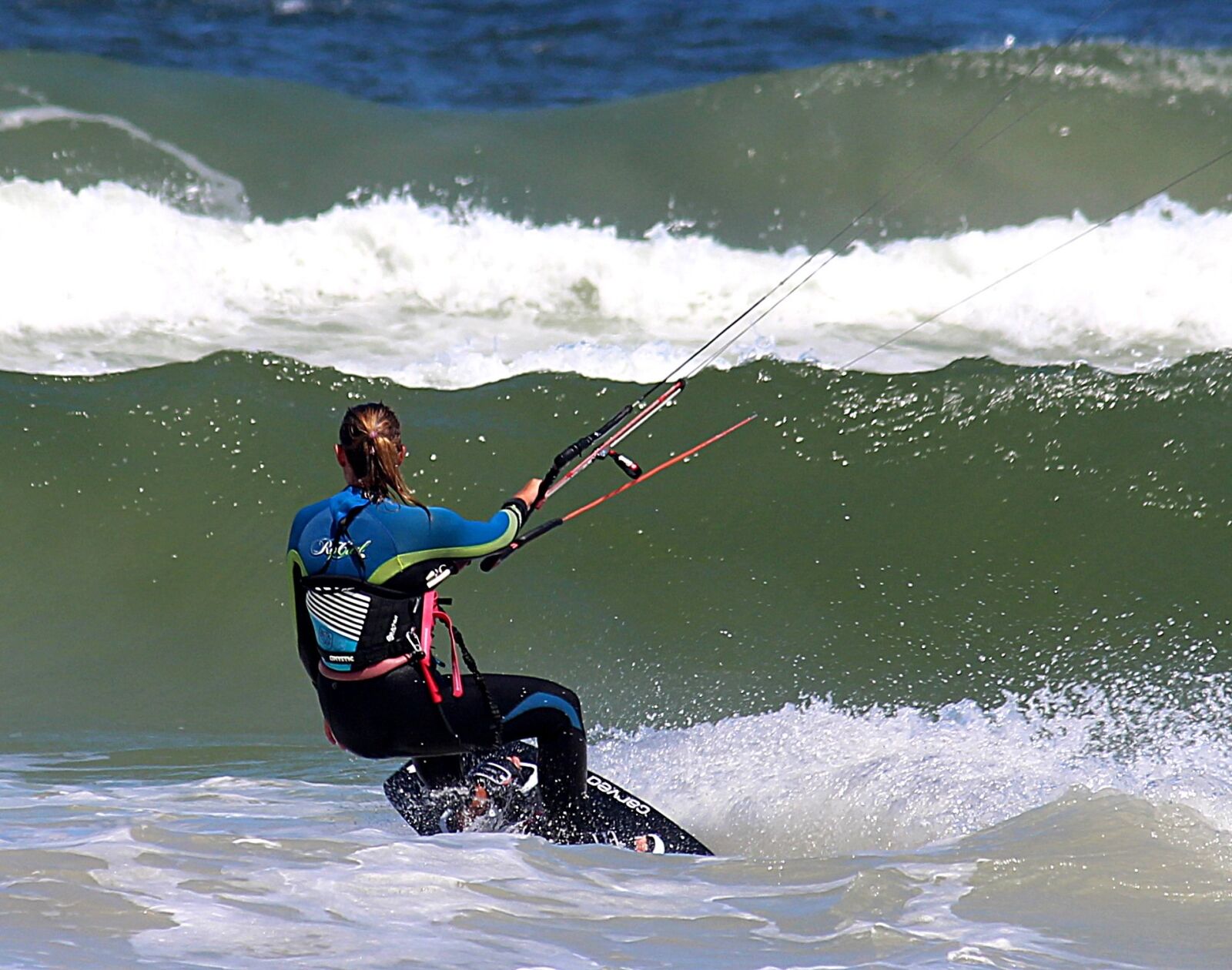 Canon EOS 650D (EOS Rebel T4i / EOS Kiss X6i) sample photo. Woman, kiting, wave photography