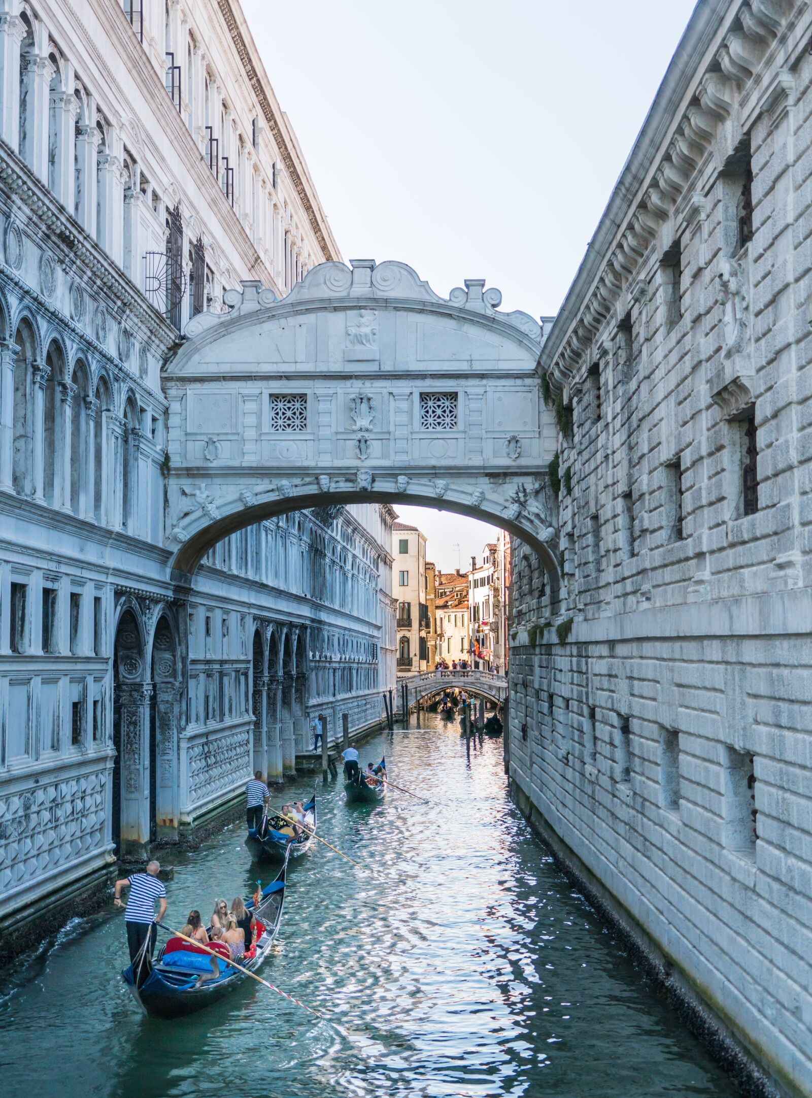 Sony a7R II + Sony FE 24-240mm F3.5-6.3 OSS sample photo. Venice, italy, gondola photography