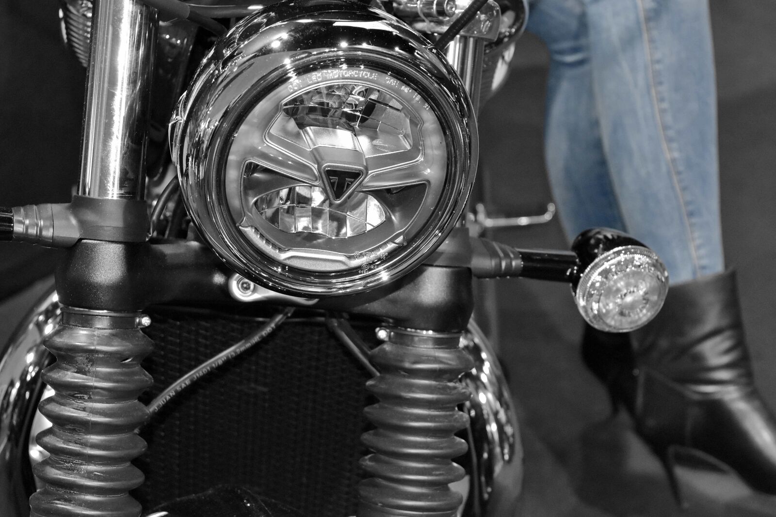 Nikon D5500 sample photo. Chrome, girl, headlight, heels photography