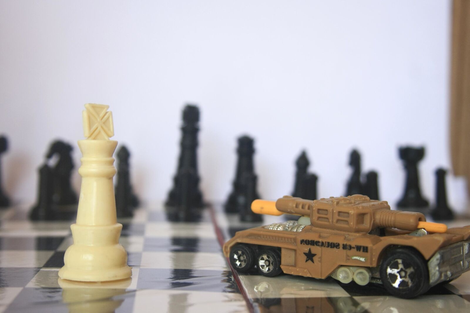 Canon EOS 1000D (EOS Digital Rebel XS / EOS Kiss F) sample photo. Car, chess, toy, chess photography
