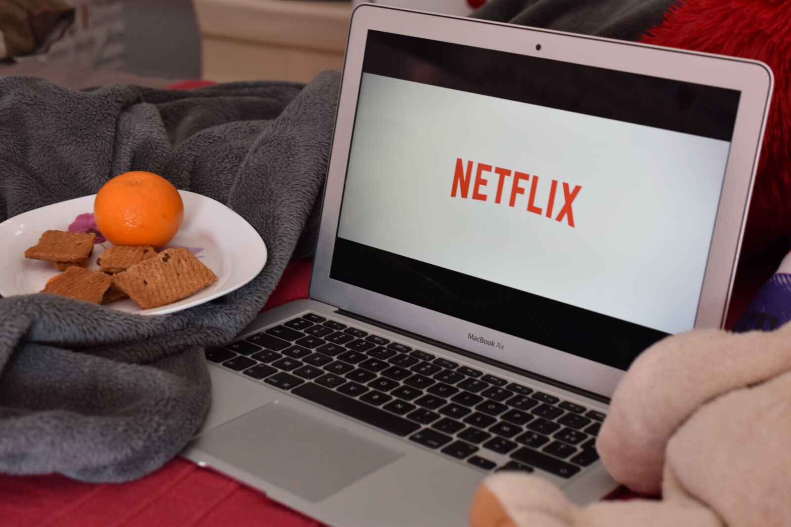 Nikon D5600 sample photo. Netflix, computer, snacking photography