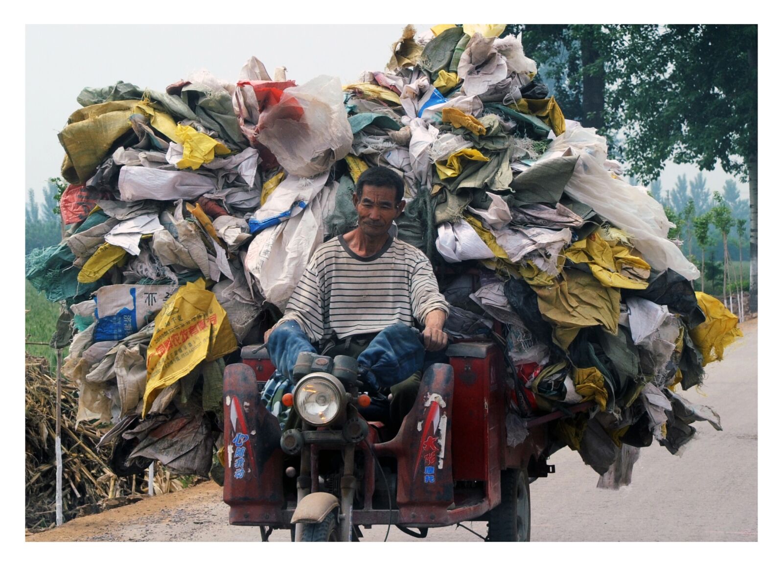 Nikon D700 sample photo. Livelihoods, received waste, hard photography