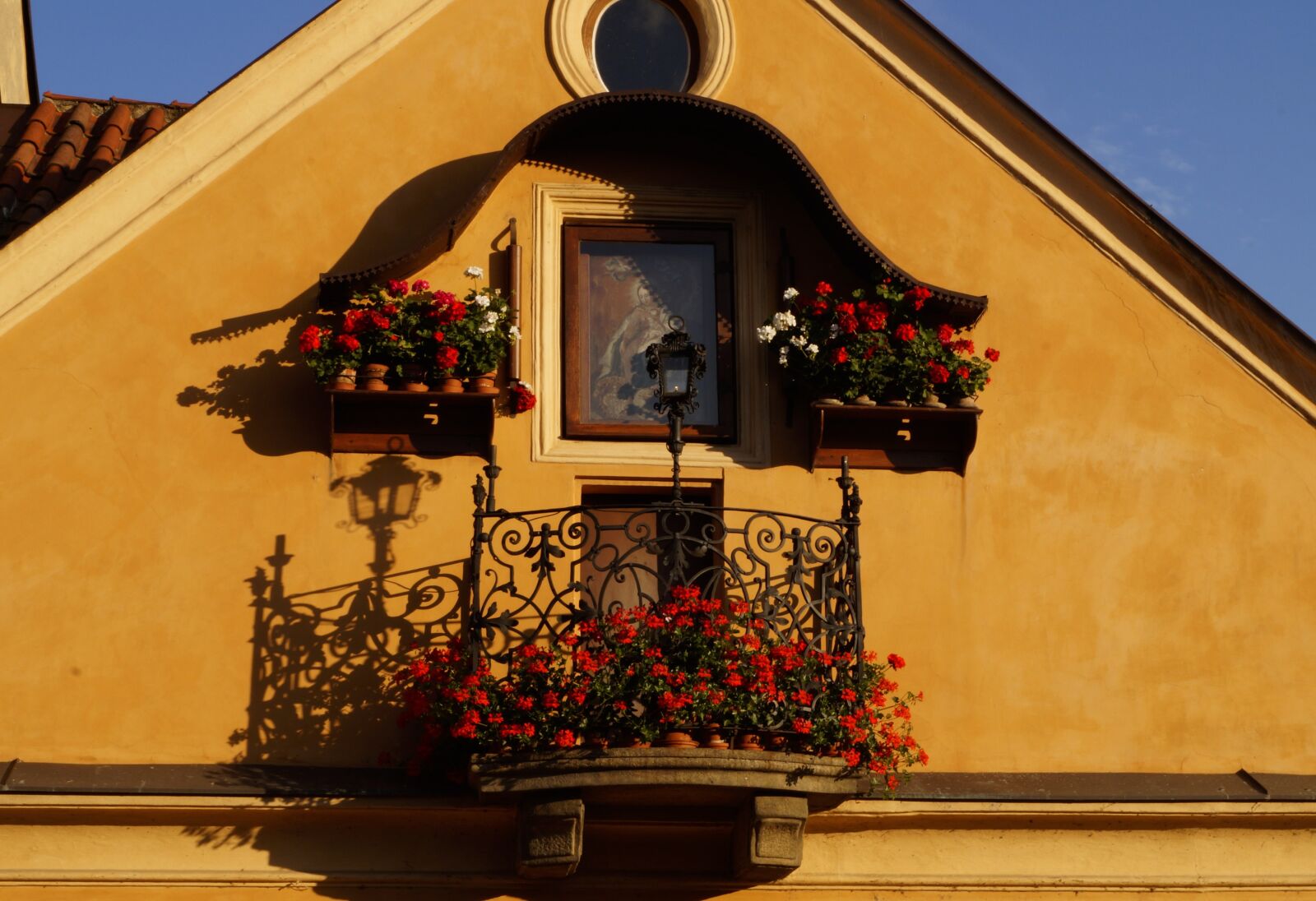 Sony DT 18-55mm F3.5-5.6 SAM II sample photo. Balcony, flowers, prague photography