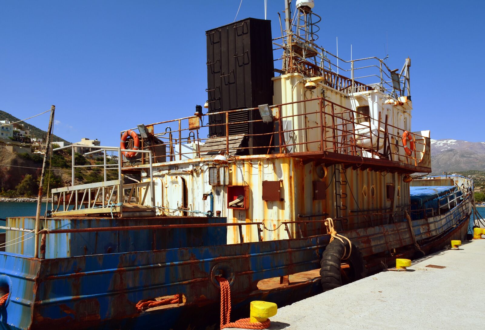 Nikon D5100 sample photo. Ship, fishing vessel, lifebelt photography