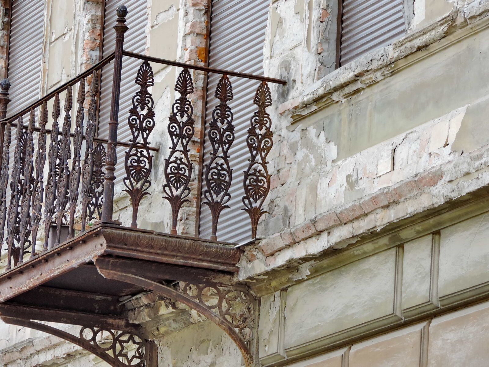 Nikon Coolpix P520 sample photo. Balcony, cast iron, ornament photography