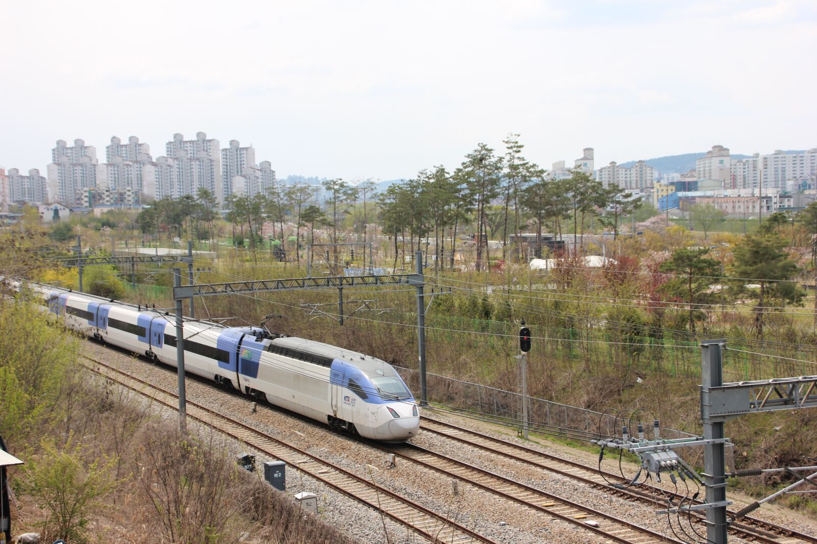 Canon EOS 600D (Rebel EOS T3i / EOS Kiss X5) sample photo. Korea, railway, transportation photography