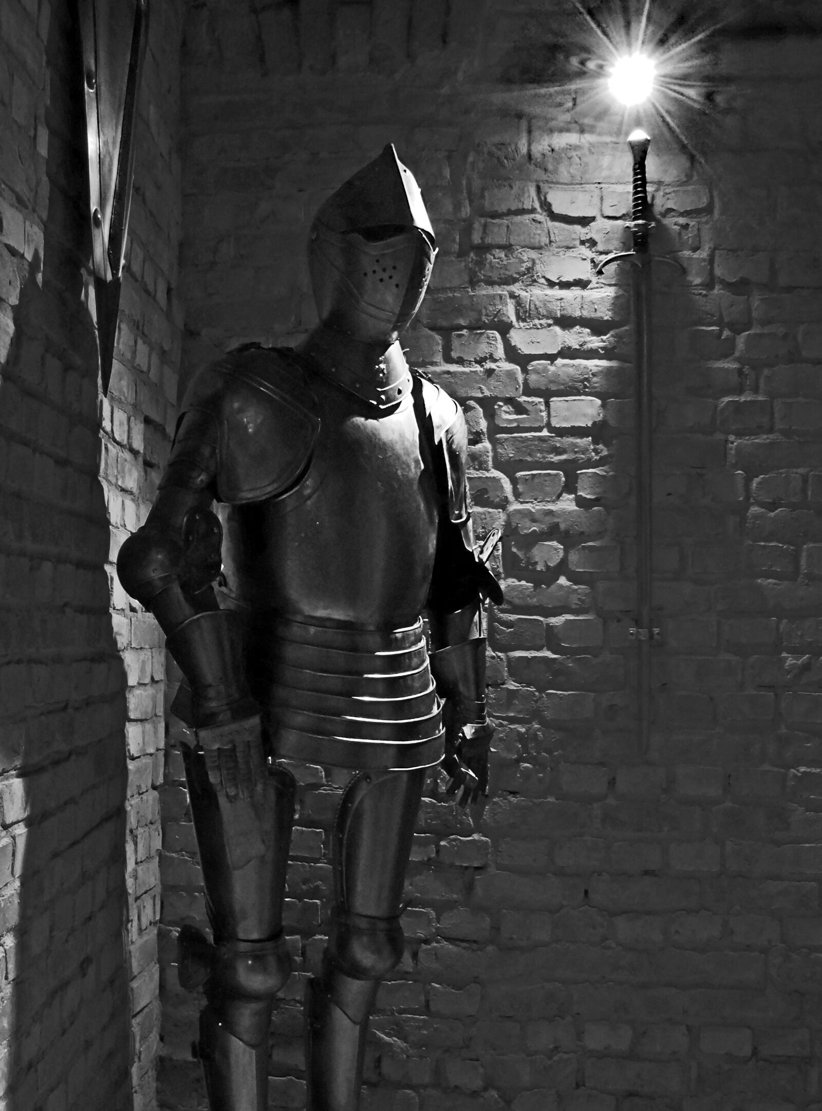 Sony DT 18-200mm F3.5-6.3 sample photo. Armor, bw, light, sword photography