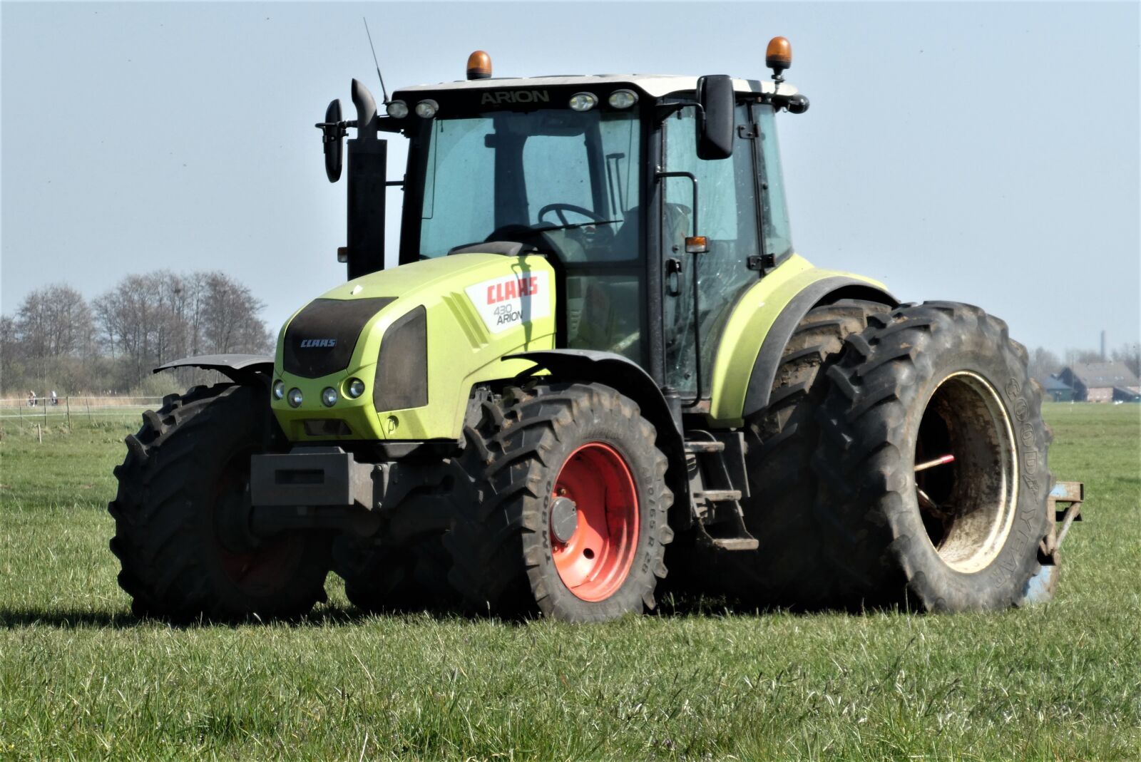 Panasonic Lumix DC-ZS70 (Lumix DC-TZ90) sample photo. Tractor, agricultural machinery, grassland photography