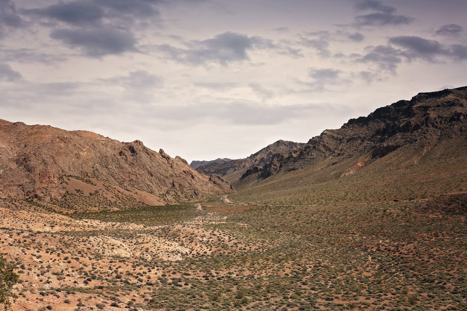 Canon EOS 70D sample photo. Hiking, red rocks, valley photography