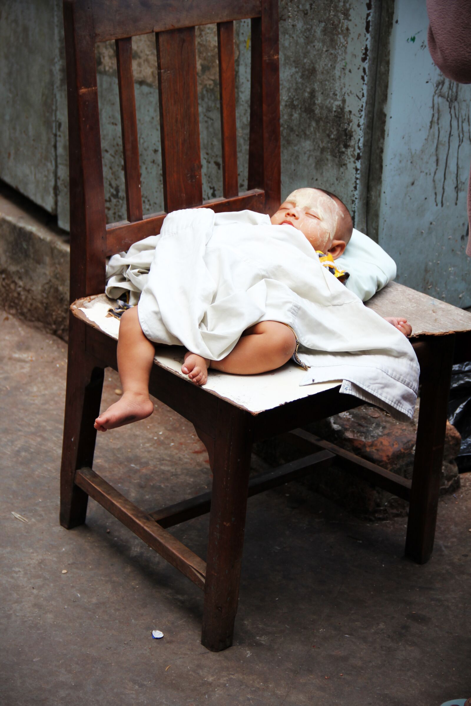 Canon EF-S 18-135mm F3.5-5.6 IS sample photo. Baby, sleep, chair photography
