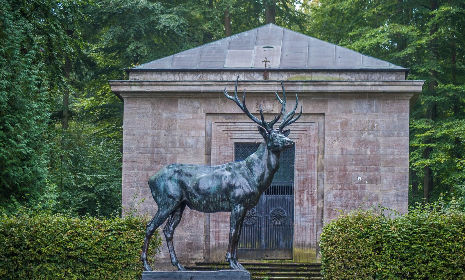 Nikon D700 sample photo. Bronze deer, mausoleum, monument photography