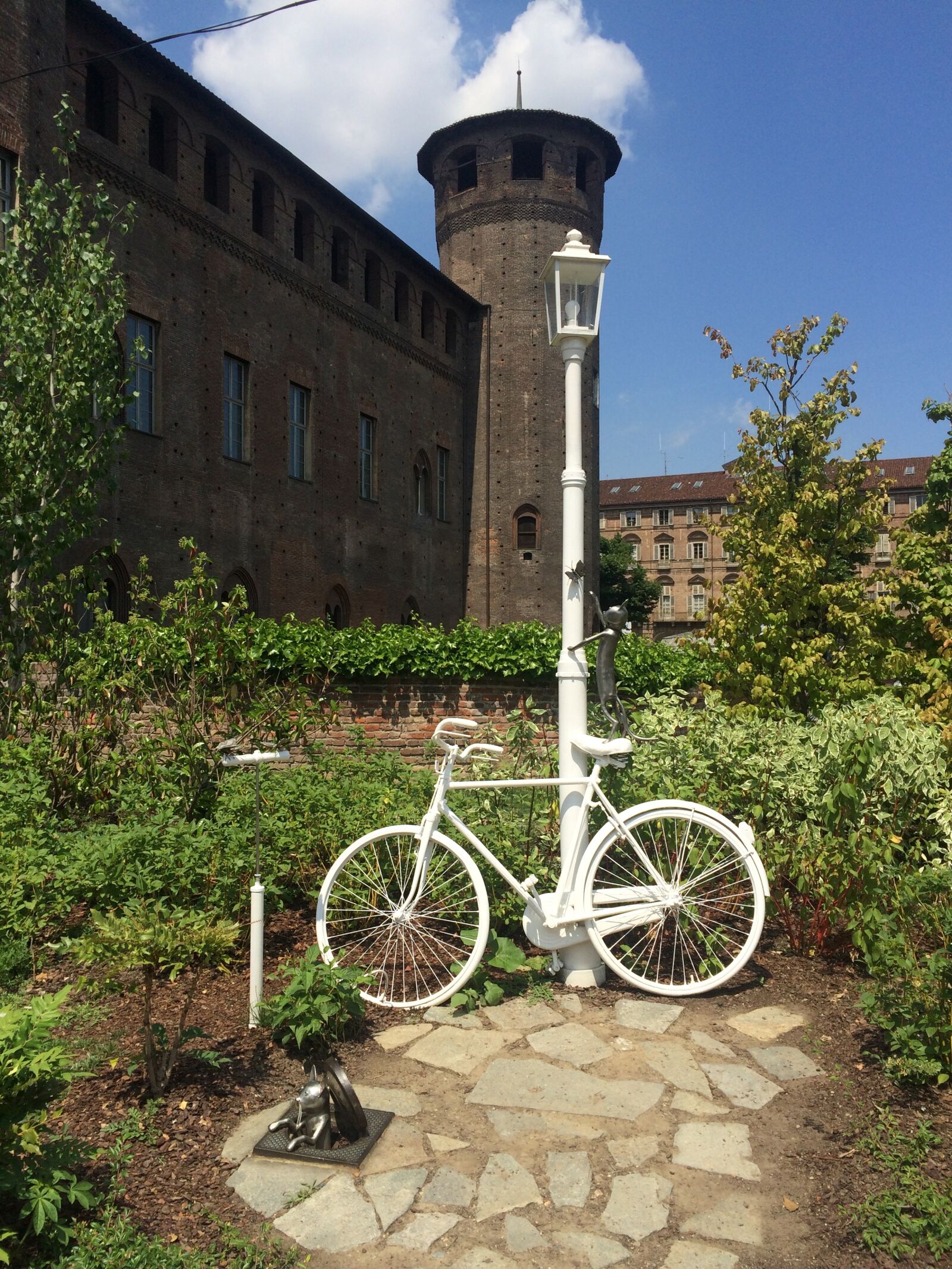 iPhone 5s back camera 4.15mm f/2.2 sample photo. Torino, art, bicycle photography