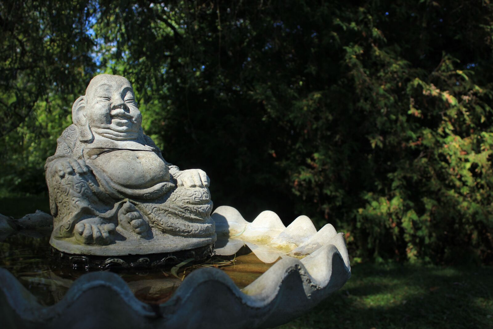 Canon EOS 550D (EOS Rebel T2i / EOS Kiss X4) sample photo. Bird bath, garden, buddha photography