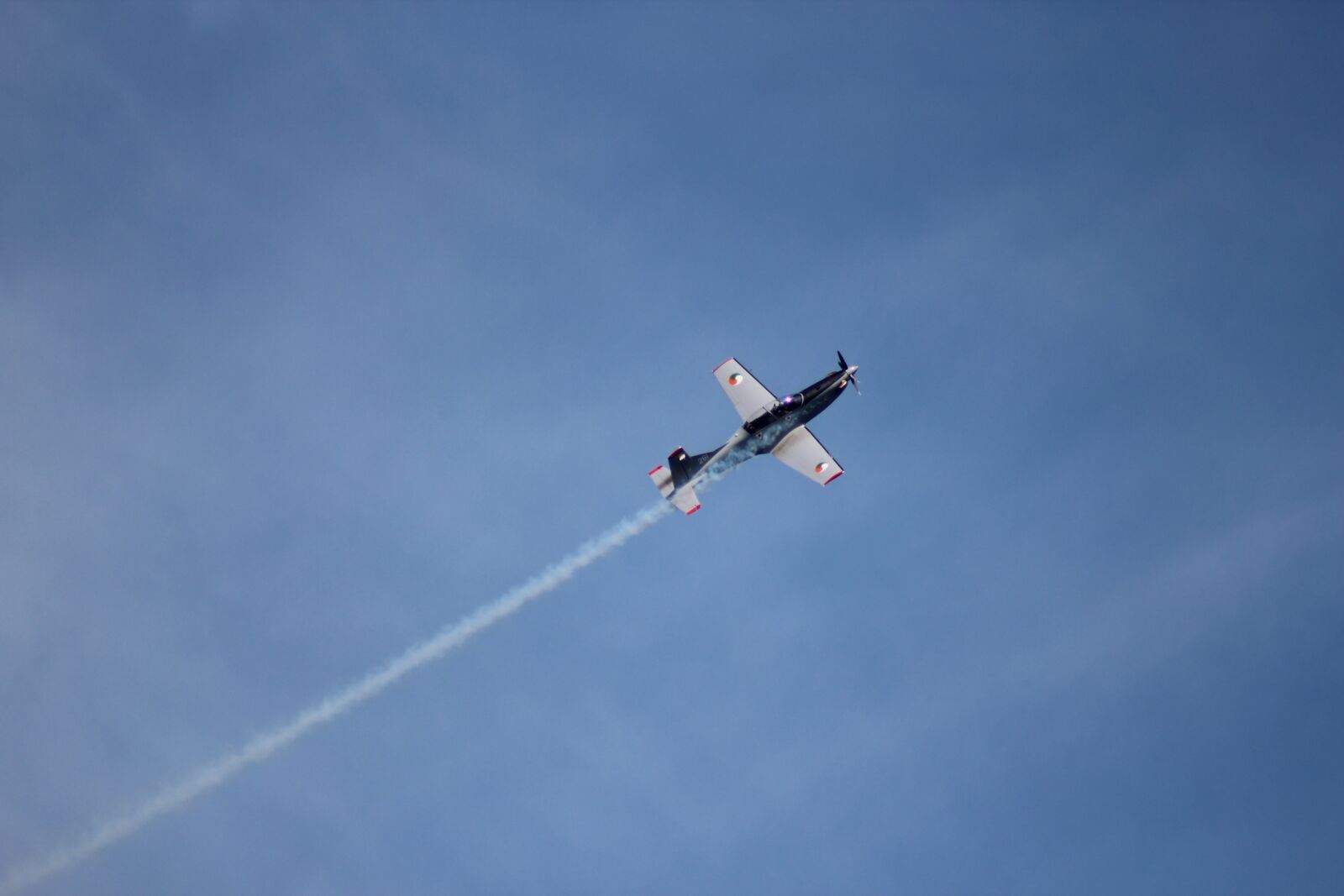 Canon EF 75-300mm f/4-5.6 USM sample photo. Airplane, aircraft, flight photography