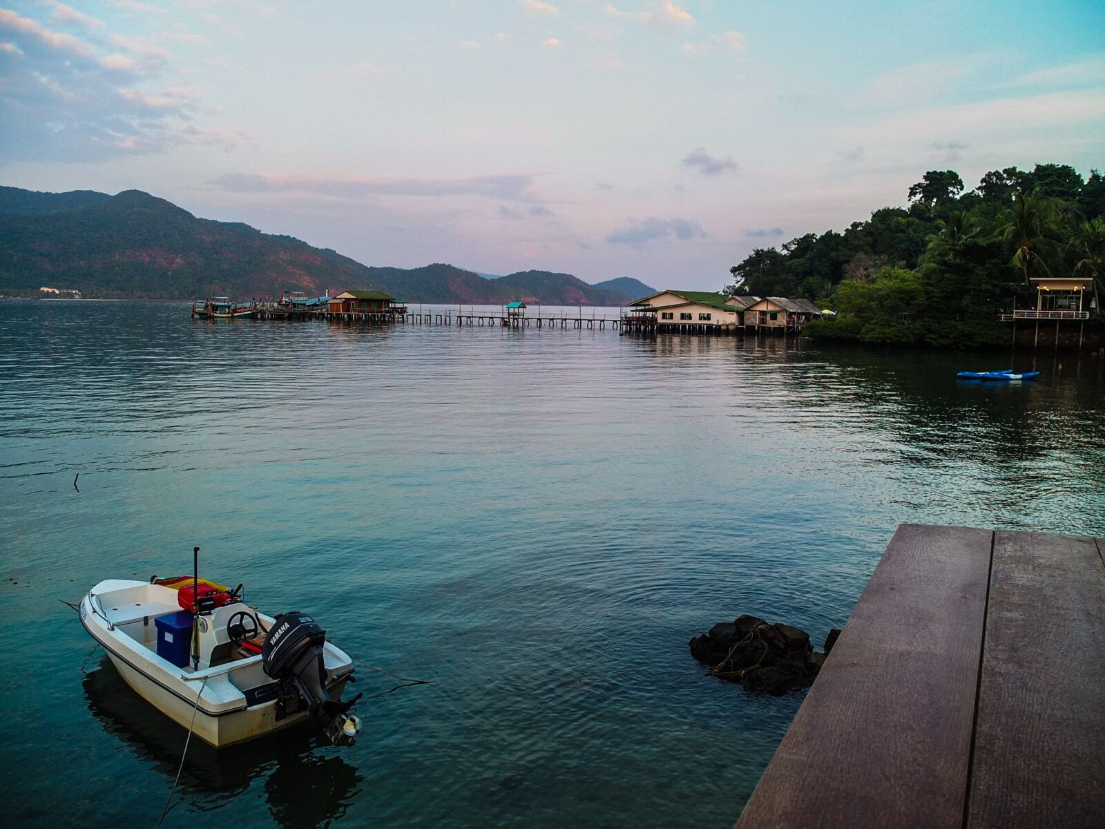 Fujifilm X10 sample photo. Boat, water, sea photography