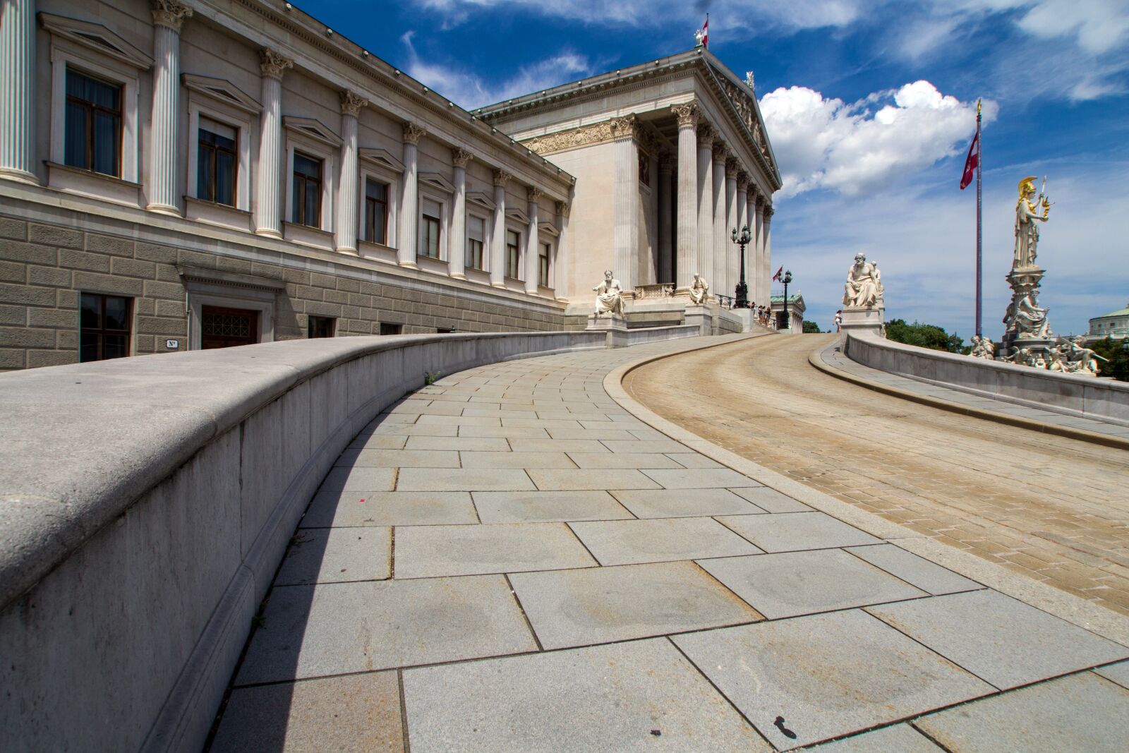 Canon EOS 600D (Rebel EOS T3i / EOS Kiss X5) sample photo. Vienna, parliament, main entrance photography