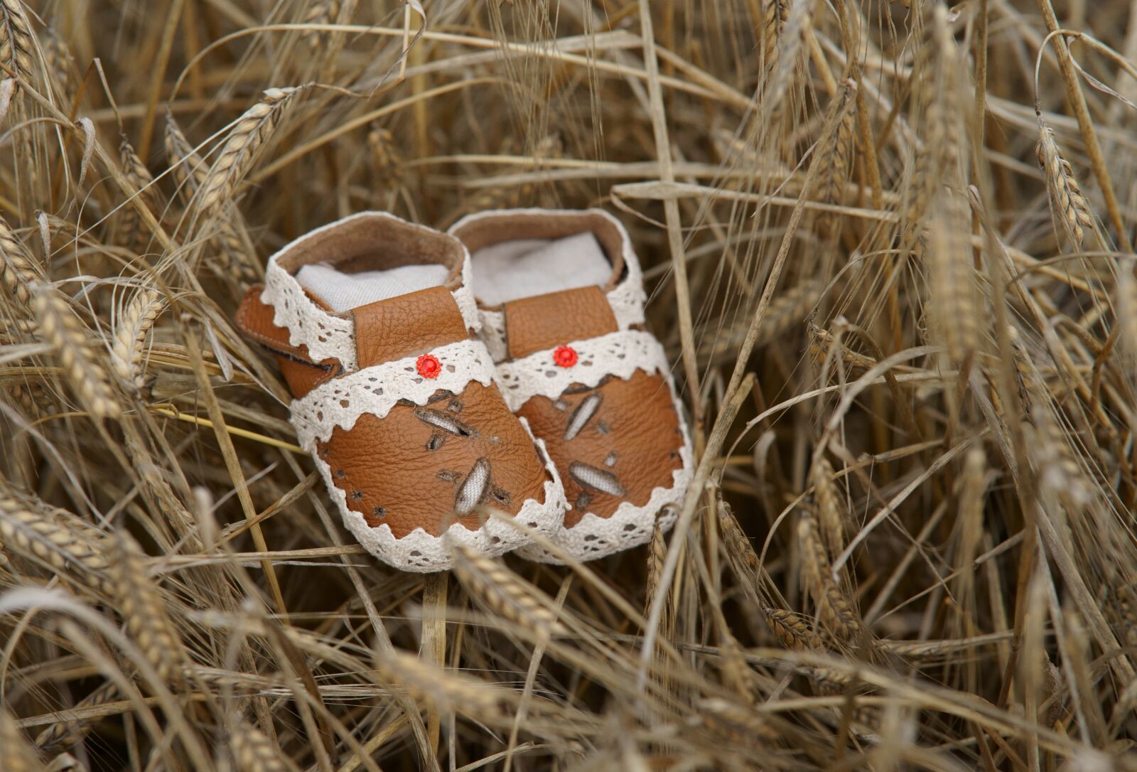 Viltrox 85mm F1.8 sample photo. Baby, shoes, newborn-shoes photography