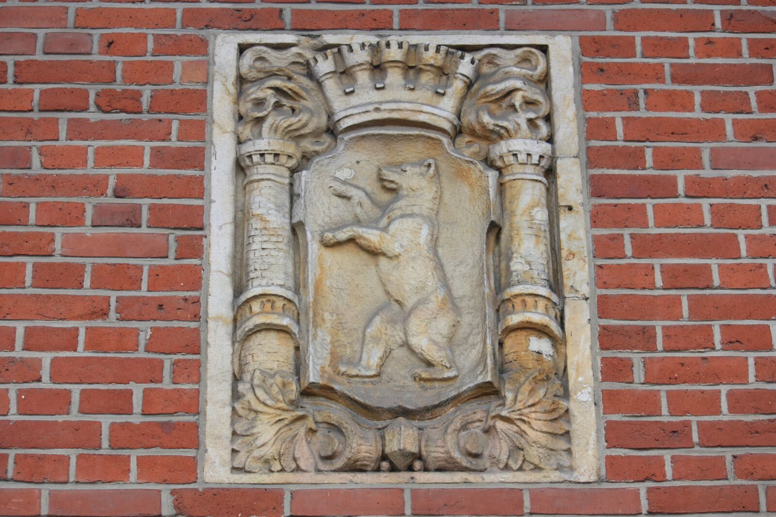 Canon EOS 450D (EOS Rebel XSi / EOS Kiss X2) sample photo. Bear, berlin, stucco photography