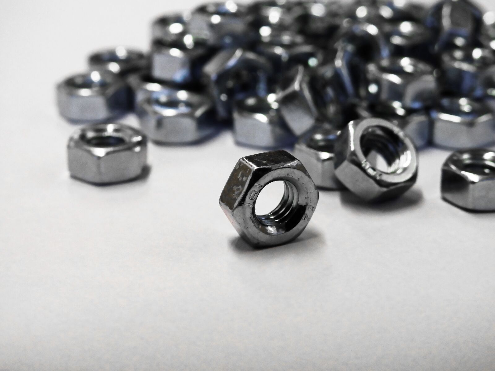 Nikon Coolpix P900 sample photo. Screw, mother, metal photography