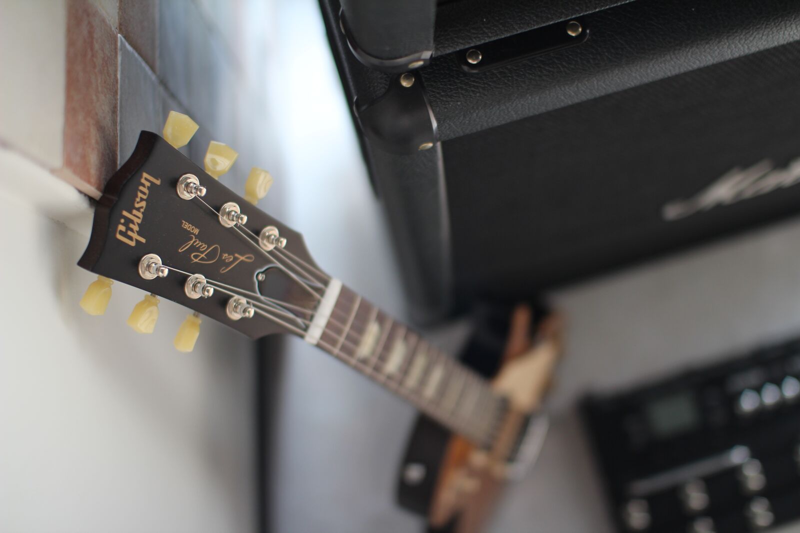 Canon EOS 600D (Rebel EOS T3i / EOS Kiss X5) sample photo. Interior, guitar, music photography