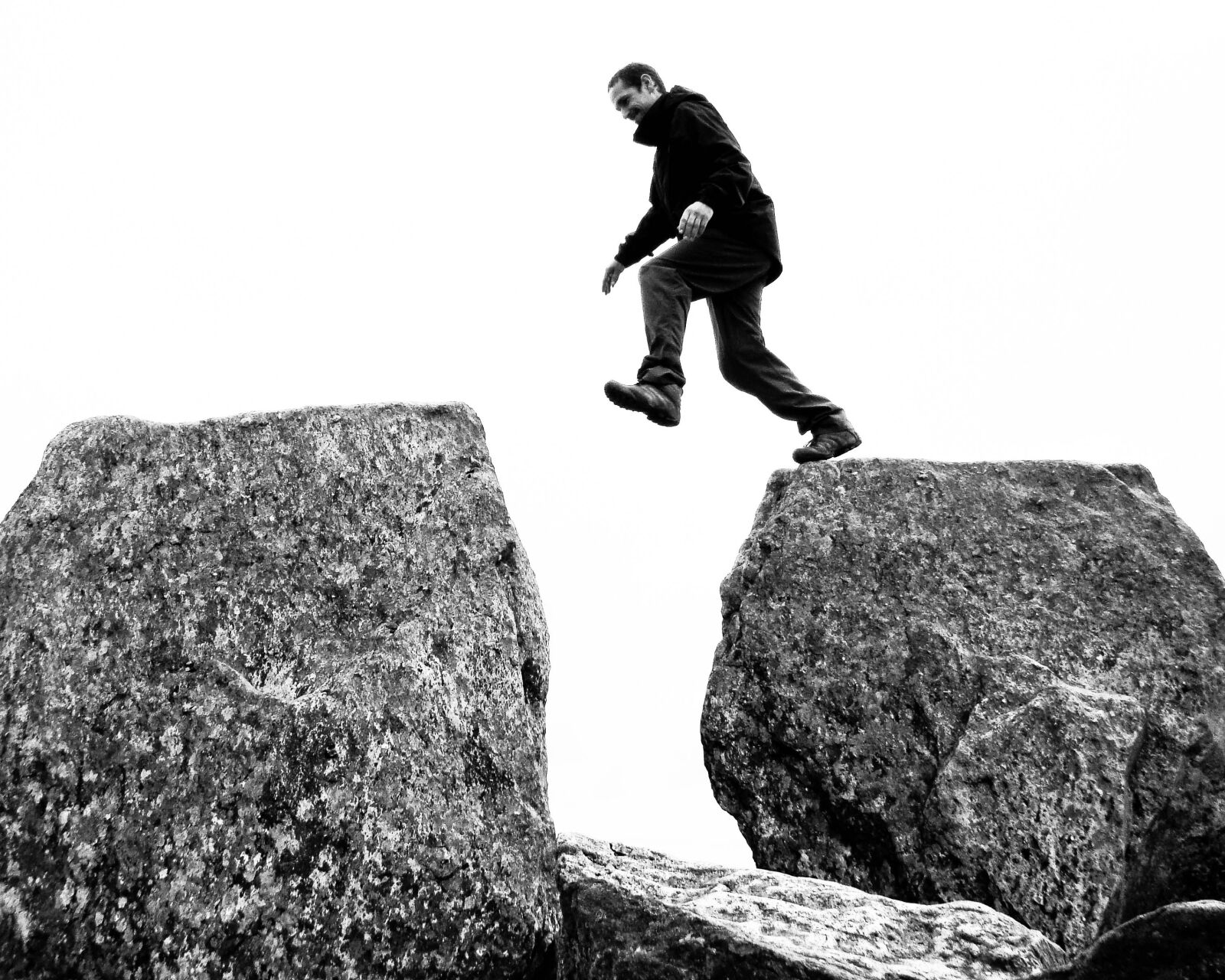 Sony Cyber-shot DSC-H50 sample photo. Man, jumping, tryfan photography