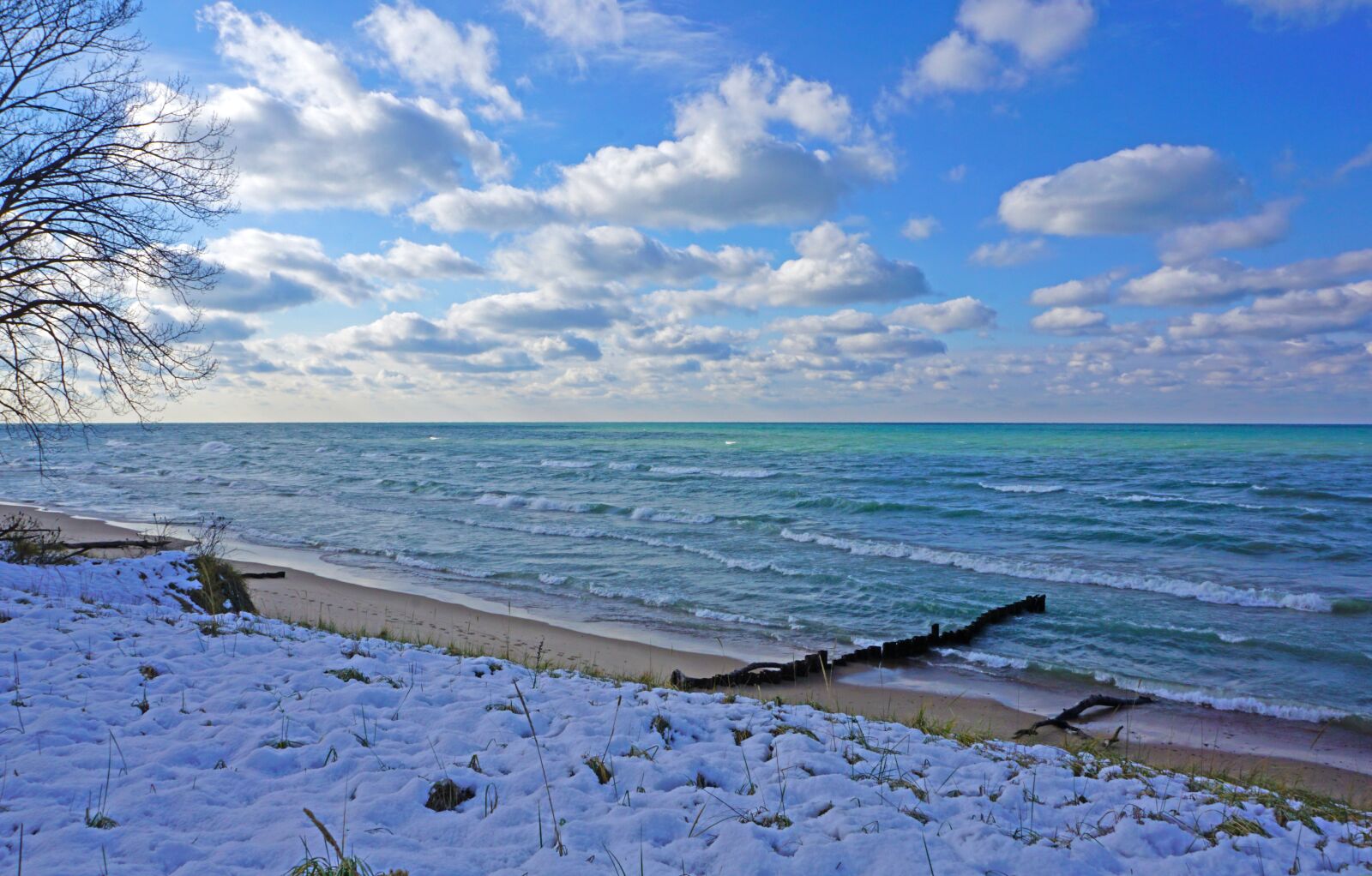 Sony E 16-50mm F3.5-5.6 PZ OSS sample photo. Lake michigan, beach, winter photography