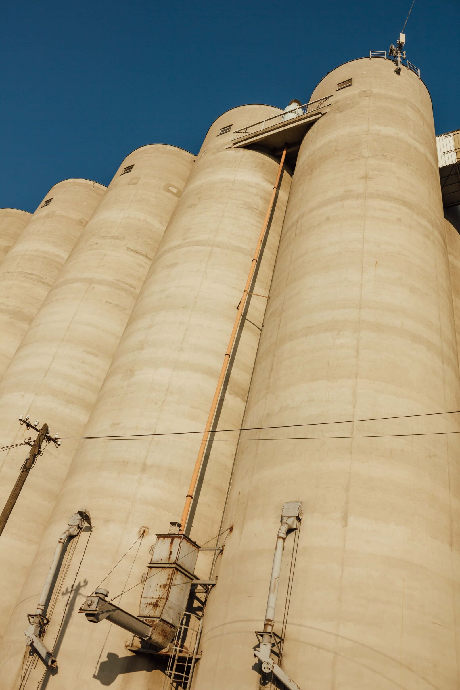 Canon EF-S 18-55mm F3.5-5.6 IS sample photo. Silo, concrete, tall, architecture photography