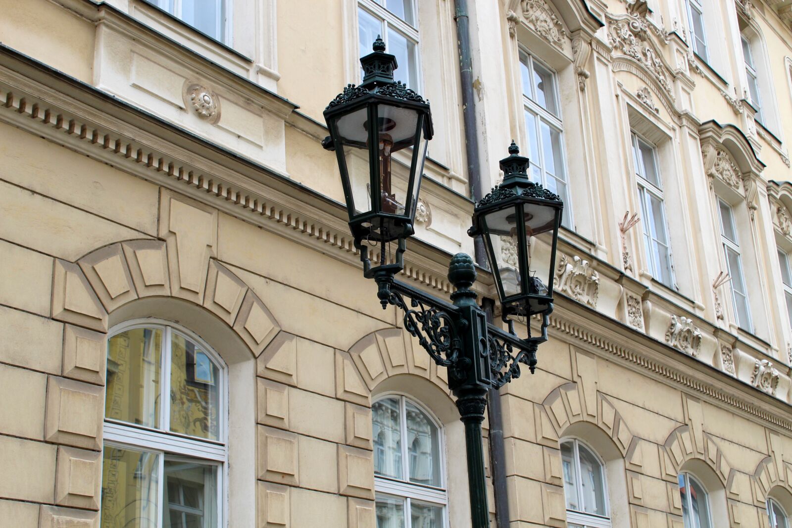 Canon EOS 1300D (EOS Rebel T6 / EOS Kiss X80) sample photo. Prague, street lamp, lamp photography