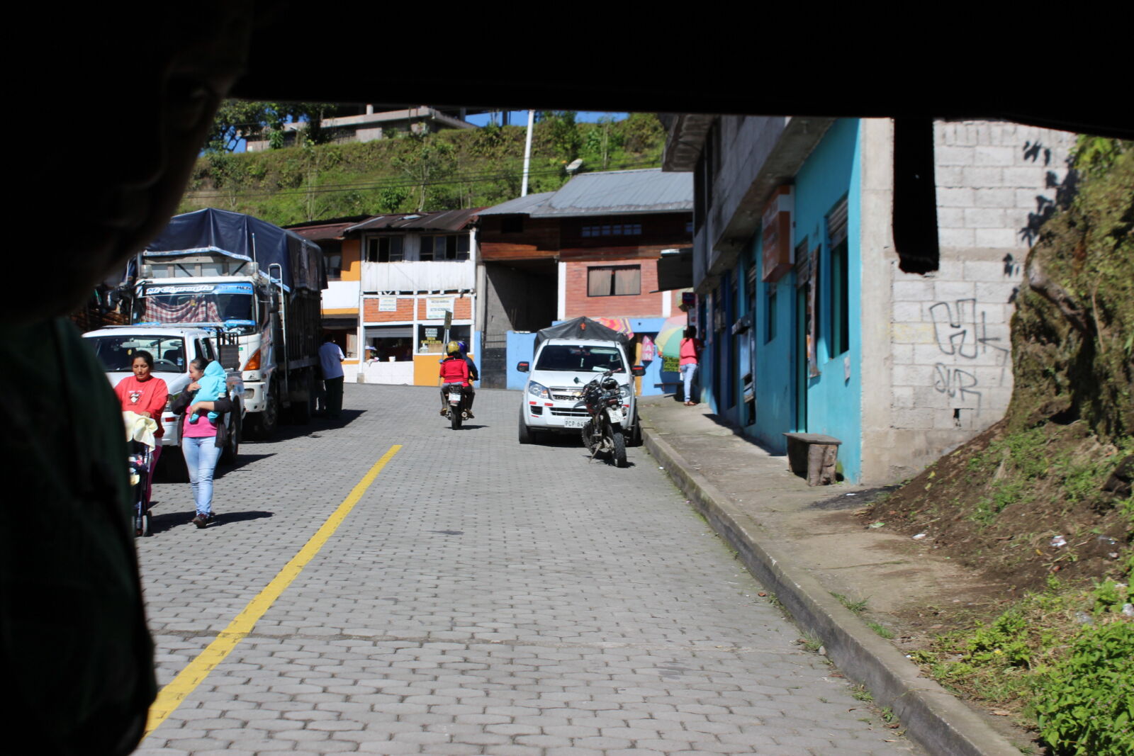 Canon EOS 600D (Rebel EOS T3i / EOS Kiss X5) sample photo. Clorful, ecuador, foreign, houses photography