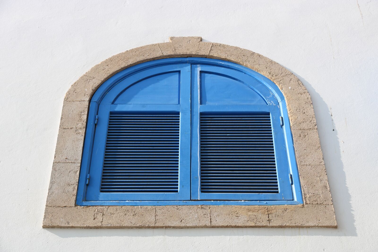 Canon EOS 750D (EOS Rebel T6i / EOS Kiss X8i) sample photo. Morocco, essaouira, windows photography