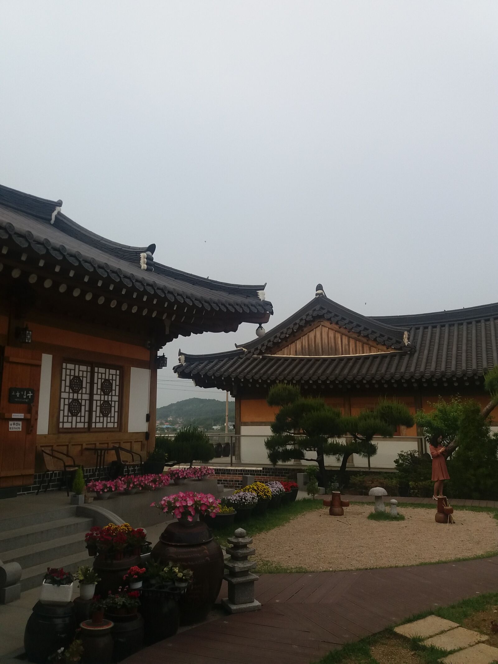 Samsung Galaxy J5(2016) sample photo. Hanok, garden, roof tile photography